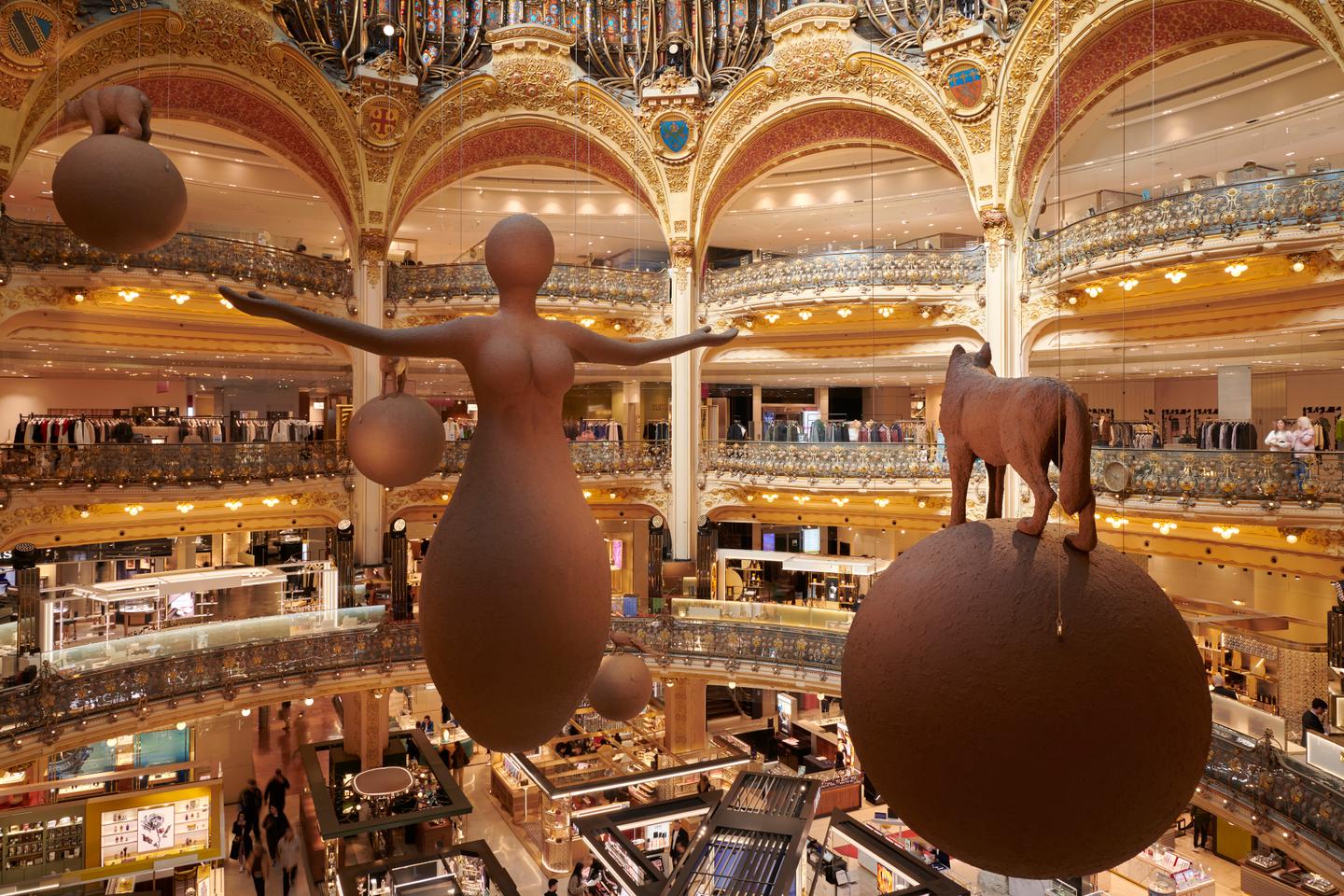 L’artiste Gloria Friedmann déploie son zodiaque sous la coupole des Galeries Lafayette, à Paris L’artiste Gloria Friedmann déploie son zodiaque sous la coupole des Galeries Lafayette, à Paris