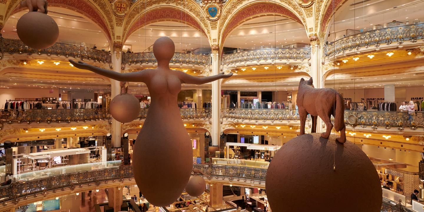 Gloria Friedmann installe son Zodiaque sous la coupole des Galeries Lafayette