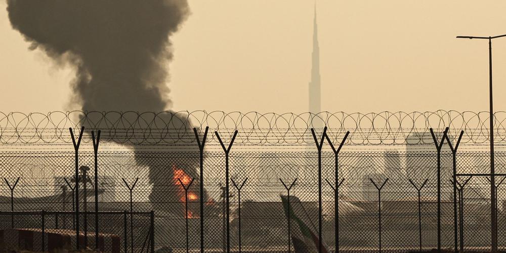 Un incendie à l’aéroport international de Dubaï, le 16 mars 2026. En arrière plan, la Burj Khalifa, la plus haute tour du monde. - - / AFP
