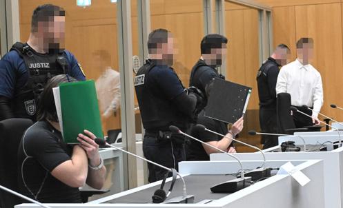 Réus ucranianos, suspeitos de conspirar para enviar pacotes-bomba da Alemanha para a Ucrânia por ordem dos serviços de inteligência russos, no tribunal do Tribunal Regional Superior em Stuttgart-Stammheim, Alemanha, em 17 de março de 2026.