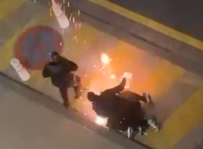 Cette capture d’écran issue d’une vidéo réalisée par un riverain montre l’intervention policière, qui fait l’objet d’une enquête de l’IGPN. Un homme a été interpellé, et un engin explosif est déclenché au niveau de son visage alors qu’il est à terre. A Noisiel (Seine-et-Marne), le 16 mars 2026. 