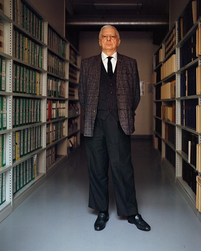 Jean-Yves Camus, à la documentation de l’Université polytechnique des Hauts-de-France, à Valenciennes, le 19 février, à qui il a donné une partie de ses archives sur l’extrême droite.