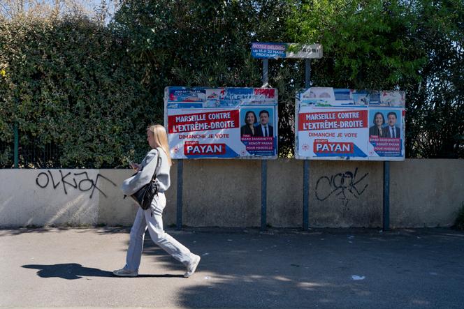 Des affiches électorales du maire sortant Benoît Payan, qui a refusé une fusion avec Sébastien Delogu (LFI) pour le second tour des élections municipales, à Marseille, le 17 mars 2026.