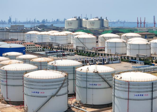 Dans le parc de stockage de pétrole et de gaz de la zone portuaire de Longkou, dans le port de Yantai, dans la province de Shandong (Chine), le 17 juin 2025. 