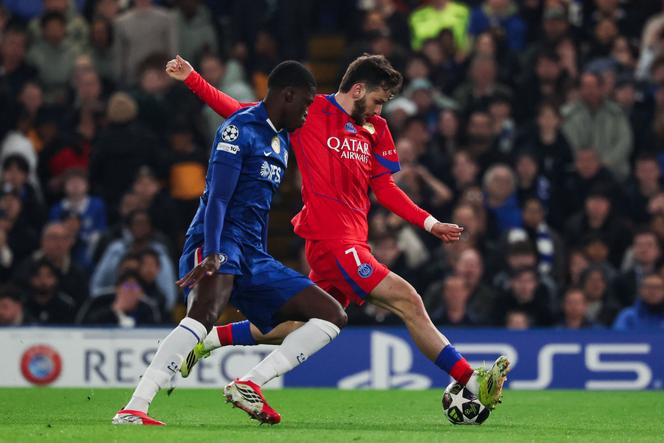 Mamadou Sarr (Chelsea, de azul) e Khvicha Kvaratskhelia (PSG), durante a segunda mão dos oitavos-de-final da Liga dos Campeões, em Stamford Bridge, Londres, 17 de março de 2026.