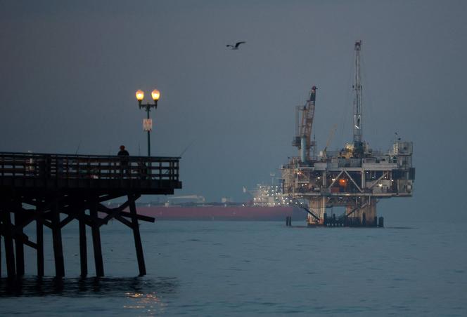La plateforme d’exploitation pétrolière Esther, exploitée par la compagnie Sable Offshore, au large de Seal Beach (Californie), le 17 mars 2026. Cette plateforme arrêtée est en cours de redémarrage pour alimenter l’oléoduc de Bakersfield.