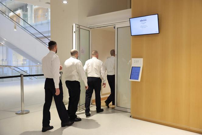 Quelques-uns des policiers accusés de violences contre des « gilets jaunes » dans un Burger King, au tribunal correctionnel de Paris, le 9 février 2026.