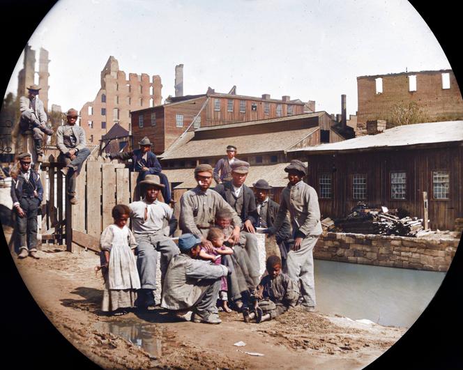 Cliché stéréoscopique d’un groupe d’esclaves libérés, à Richmond (Virginie), en avril 1865, à la fin de la guerre de Sécession (1861-1865).