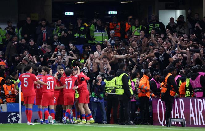 A alegria dos parisienses com o gol de Khvicha Kvaratskhelia, terça-feira, 17 de março, em Stamford Bridge (Londres). 