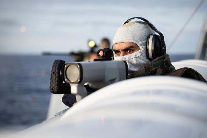 Un officier de la Marine nationale utilise un pointeur infrarouge dans le cadre de l’exercice Wildfire 2025, consacré à la lutte antidrone, à bord de la frégate « La Lorraine », en mer Méditerranée, le 2 octobre 2025.