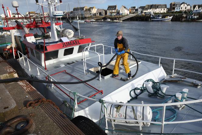 Un pêcheur s’apprête à faire le plein d’un bateau de pêche, dans le port du Guilvinec (Finistère), le 11 mars 2025.