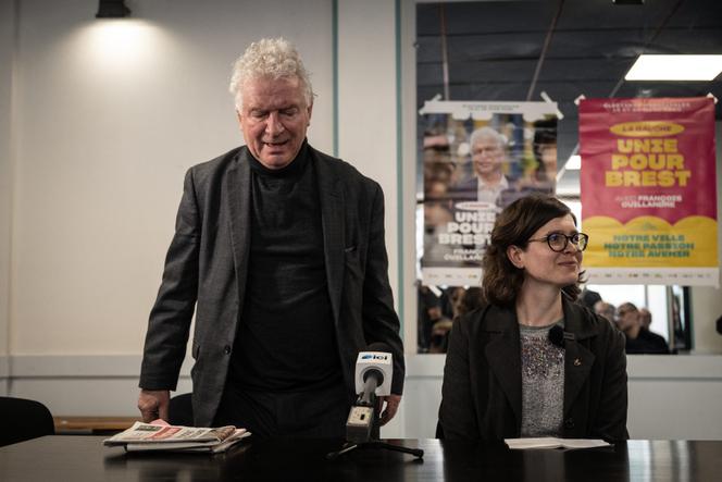 Le maire socialiste sortant de Brest, François Cuillandre, avec Cécile Beaudouin, la tête de liste de La France insoumise, lors d’une conférence de presse, à Brest (Finistère), le 16 mars 2026.