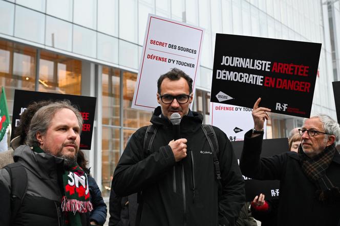 Le journaliste français Philippe Miller (au centre), lors d’un rassemblement de soutien à la journaliste Ariane Lavrilleux, convoquée au tribunal de Paris à la suite de la publication par le média « Disclose » d’articles sur les liens entre une opération des services de renseignement français et l’Egypte. Ici à Paris, le 17 janvier 2025.