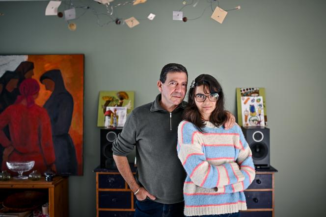 Jean-Marc Laurent et sa fille Margot, à leur domicile, à Cénac (Gironde), le 14 mars 2026.