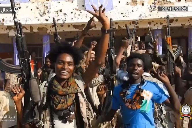 Captura de tela de um vídeo mostrando paramilitares das Forças de Apoio Rápido em El-Fasher, Sudão, em 26 de outubro de 2025. 