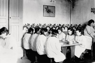 The dining hall of the preservation school in Doullens, in April 1930.