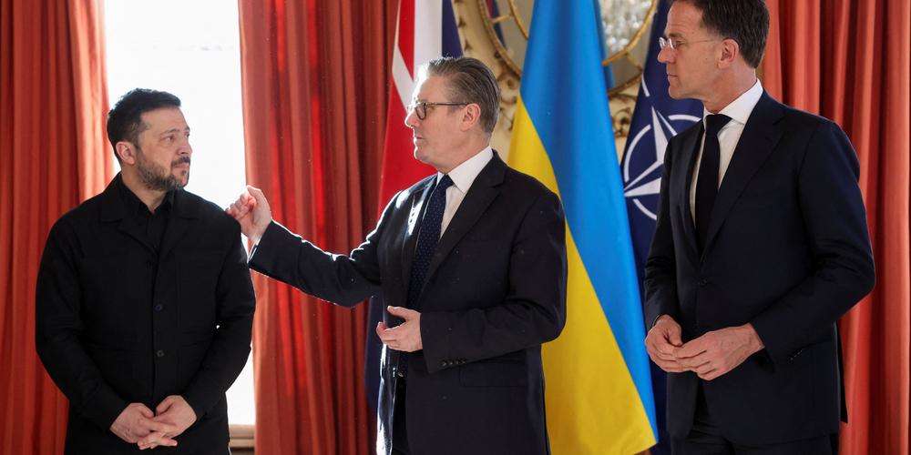 Le président ukrainien, Volodymyr Zelensky, le premier ministre britannique Keir Starmer, et le secrétaire général de l’OTAN, Mark Rutte, à Londres, le 17 mars 2026. - SUZANNE PLUNKETT/REUTERS