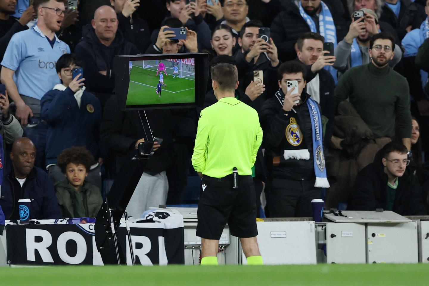 La direction de l’arbitrage du football français mise sur la pédagogie pour apaiser les polémiques liées à l’assistance vidéo