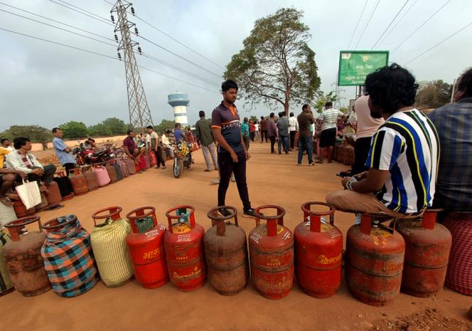 Une file d’attente pour récupérer des bouteilles de gaz remplies, à Bhubaneswar, en Inde, le 16 mars 2026.