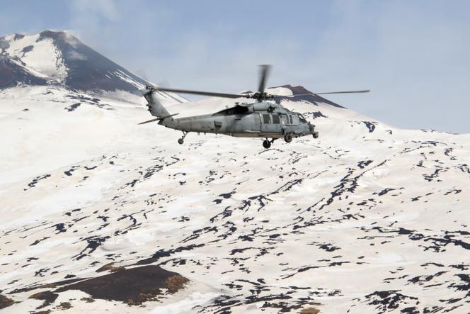 Un hélicoptère militaire américain survole la Sicile, sur une photo publiée en ligne par l’US Navy le 13 mars 2026.