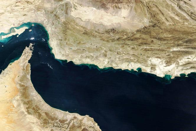 Cette image en couleurs naturelles, acquise par MODIS à bord du satellite Terra de la NASA le 5 février 2025, montre le golfe d’Oman et la région de Makran (au centre), au sud de l’Iran et au sud-ouest du Pakistan, ainsi que le détroit d’Ormuz (à gauche) et la côte nord d’Oman (en bas).