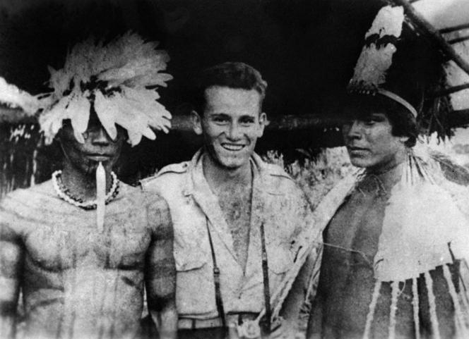 Uma foto sem data, recebida em 15 de julho de 1952, do explorador francês Raymond Maufrais, posando com nativos de Mato Grosso, Brasil.