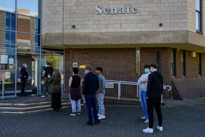 Des étudiants font la queue pour recevoir des antibiotiques devant l’université du Kent alors que la ville de Canterbury (Royaume-Uni) connaît une épidémie de méningite, le 18 mars 2026.
