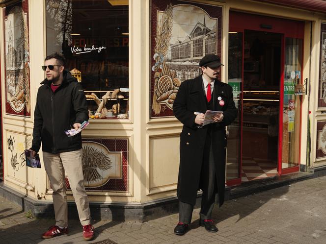 Des militants LFI distribuent des tracts à l’une des entrées du marché de Wazemmes, à Lille, le 17 mars 2026.