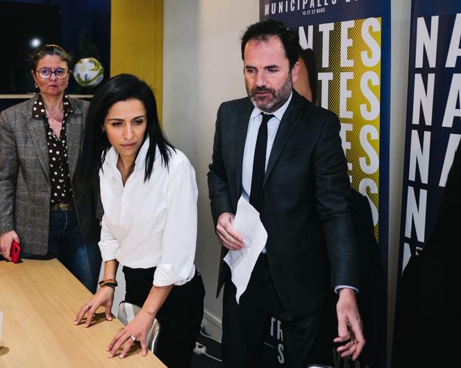 De branco, Sarah El Haïry, segunda na lista de Foulques Chombart de Lauwe, candidata da direita e centro a prefeita de Nantes, em Nantes, 17 de março de 2026.