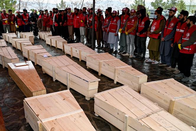 Enterro de algumas das vítimas de um ataque aéreo paquistanês em um centro hospitalar, na colina Badam Bagh, em Cabul, Afeganistão, em 18 de março de 2026.