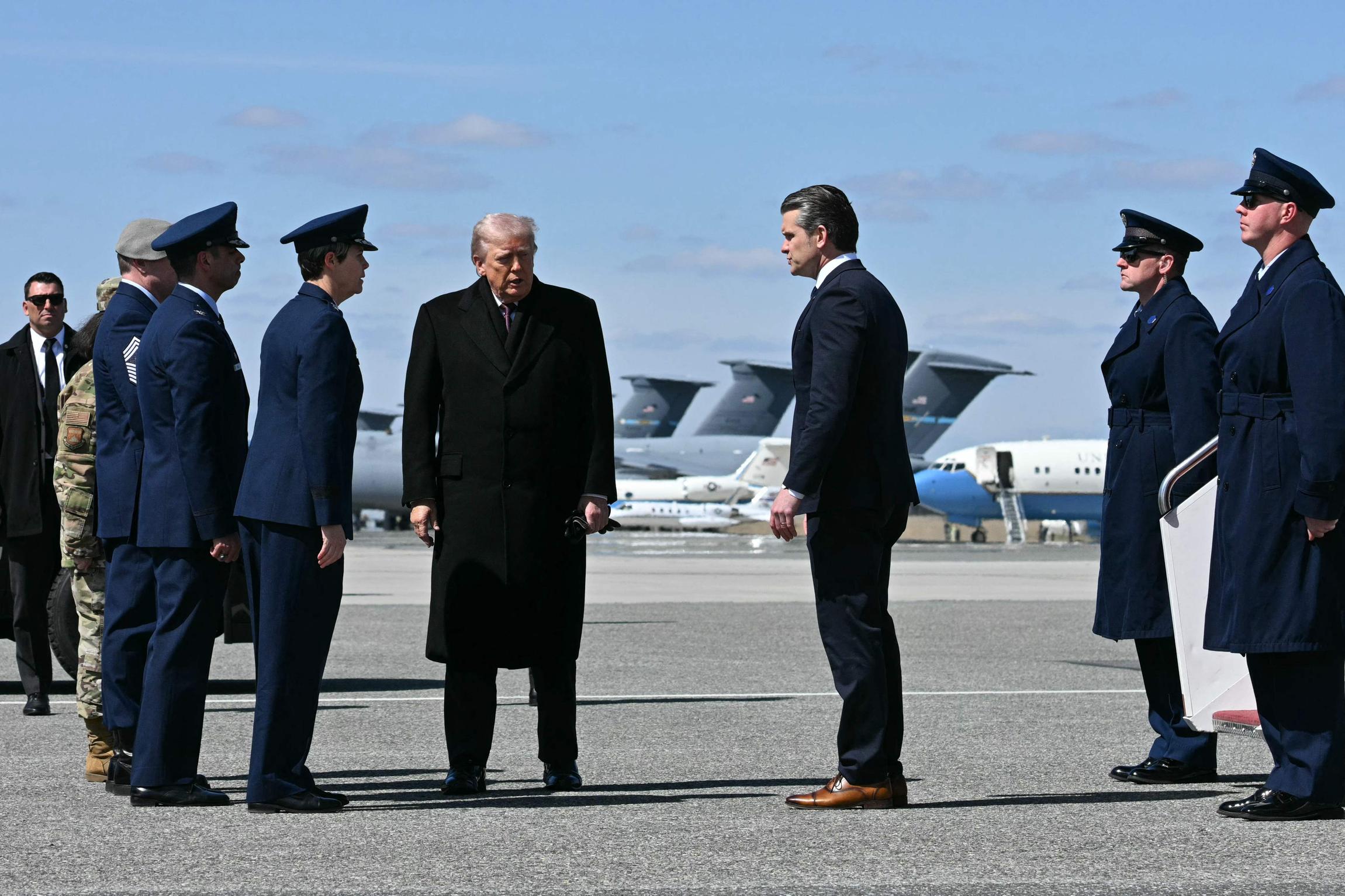 Donald Trump and Secretary of Defense Pete Hegseth at Dover Air Force Base (Delaware) on March 18, 2026, as the bodies of six American soldiers killed in the war against Iran arrived.JIM WATSON/AFP