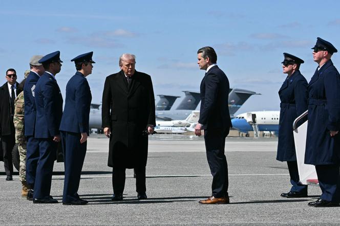Donald Trump e o secretário de Defesa Pete Hegseth na Base Aérea de Dover, Delaware, 18 de março de 2026.  