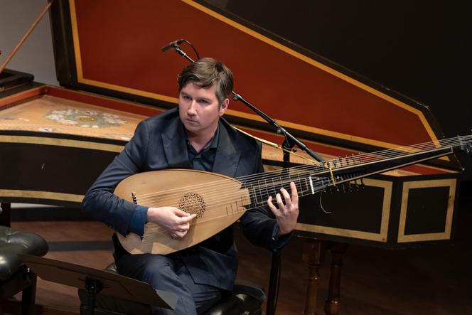 Le luthiste Thomas Dunford, de l’Ensemble Jupiter, à New York, le 26 avril 2025.