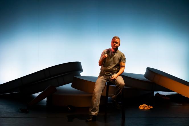 Océan, dans « L’Infiltré », mis en scène par Océan et Flore Vialet, aux Plateaux sauvages, à Paris, le 4 mars 2026.