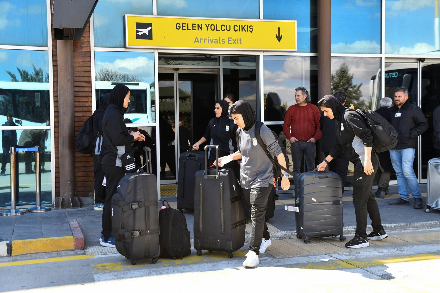 Cinq membres de l’équipe féminine de football iranienne sont rentrés en Iran