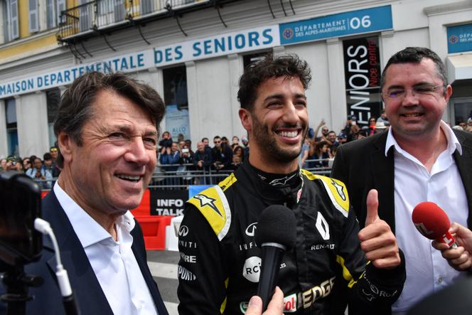 Le maire (Horizons) de Nice, Christian Estrosi (à gauche), avec le pilote de F1 Daniel Ricciardo et le conseiller technique du Grand Prix de F1 de France, Eric Boullier, lors de la tournée promotionnelle de la course, à Nice, le 1ᵉʳ mai 2019.