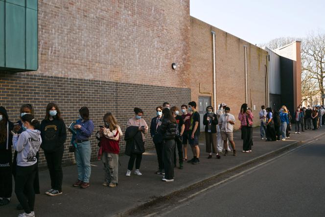 Des personnes font la queue pour se faire vacciner au centre sportif du campus de l’université du Kent, à la suite d’une épidémie de méningite, à Canterbury (Royaume-Uni), le 18 mars 2026. 
