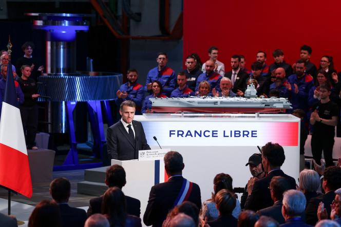 Emmanuel Macron annonce le nom du nouveau porte-avions français, « France libre », depuis le site de Naval Group, à Indret, près de Nantes, le 18 mars 2026.