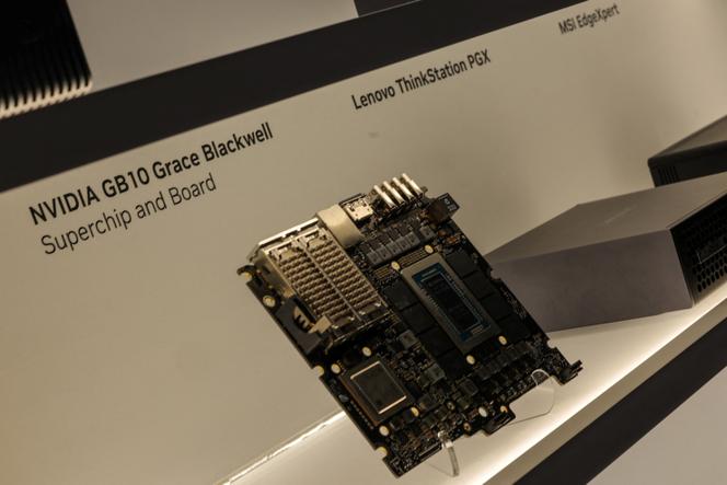 La puce et de la carte Nvidia GB10 Grace Blackwell, lors de la conférence mondiale sur l’intelligence artificielle Nvidia GTC, à San José (Californie), le 17 mars 2026. 