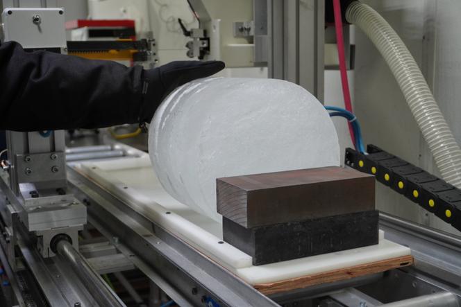 Une carrote de glace prélévée à d’Allan Hills (Antartique), le 14 juin 2022.