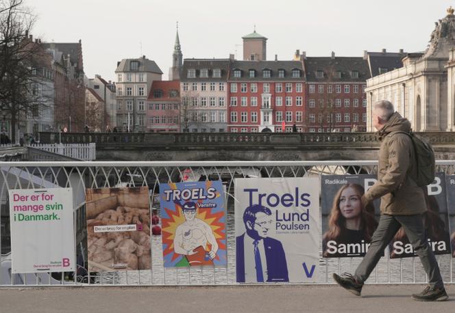 Des affiches des candidats aux prochaines élections danoises, à Copenhague, au Danemark, le 18 mars 2026. 