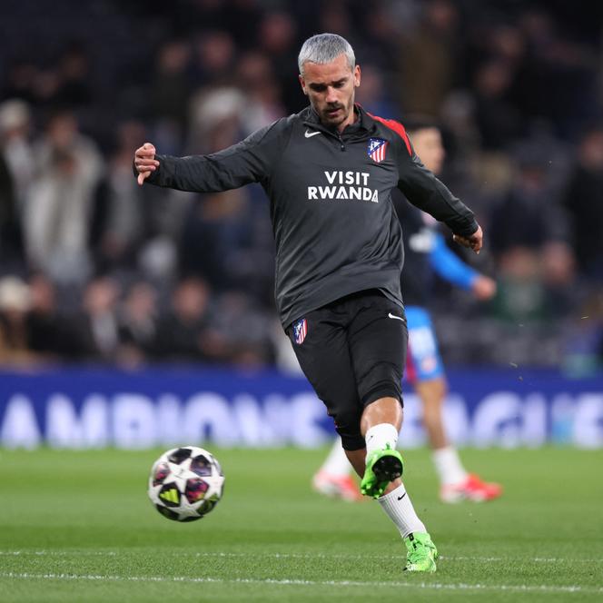 O atacante do Atlético de Madrid, Antoine Griezmann, se aquecendo antes da partida entre seu clube, o Atlético de Madrid e o Tottenham (que jogava em casa), em 18 de março de 2026. 