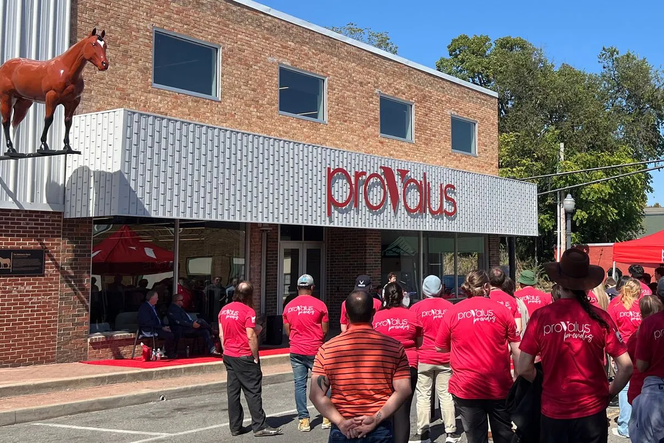 Lors de la cérémonie d’inauguration du nouveau centre d’innovation technologique de Provalus, à Tahlequah (Oklahoma), le 3 octobre 2024.