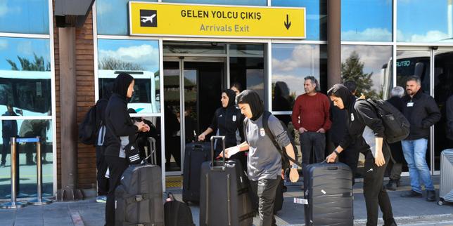 Cinq membres de l'équipe féminine de football iranienne sont rentrés en Iran