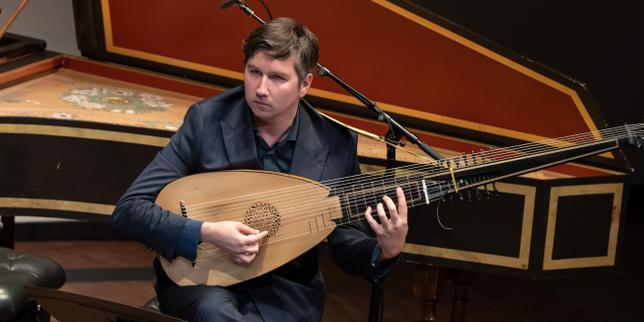 Le luthiste Thomas Dunford, de l’Ensemble Jupiter, à New York, le 26&nbsp;avril&nbsp;2025.