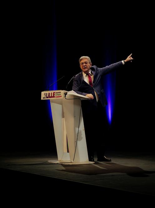 Jean-Luc Mélenchon durante reunião de apoio à lista “Lille insoumise, ecologista e popular”, em Lille, 19 de março de 2026.