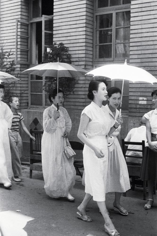 Quartier de Myeong-dong, à Séoul, en 1958 ; photographie de Han Youngsoo.