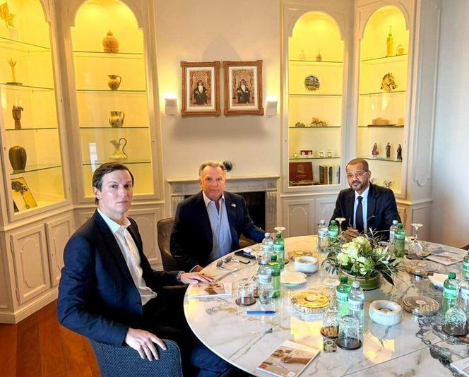 Jared Kushner et Steve Witkoff, envoyés spéciaux de la Maison Blanche, avec Badr Al-Boussaïdi, ministre des affaires étrangères et médiateur omanais, à Genève, le 26 février 2026 (photo fournie par le ministère des affaires étrangères du sultanat d’Oman).