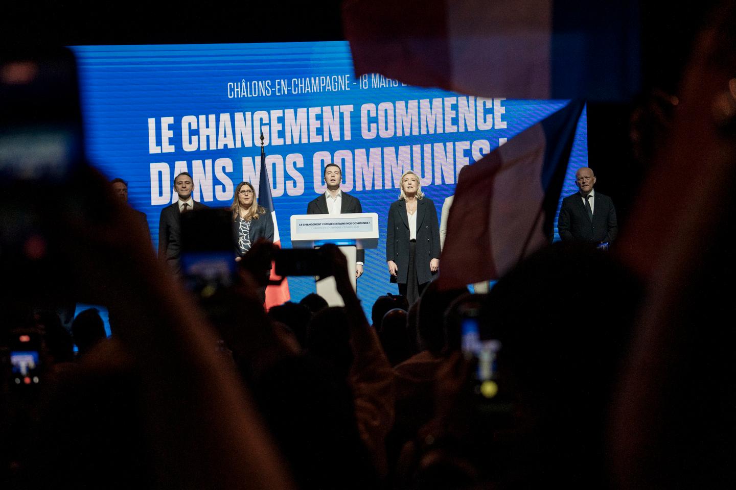 Au Rassemblement national, la ligne « ni droite ni gauche » de Marine Le Pen mise à mal aux municipales par le coup de barre à droite de Jordan Bardella