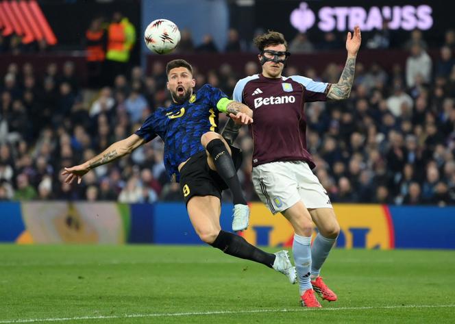 Olivier Giroud (camisa azul) do Lille luta com o jogador do Aston Villa Victor Lindelof em Birmingham (Reino Unido), 19 de março de 2026.